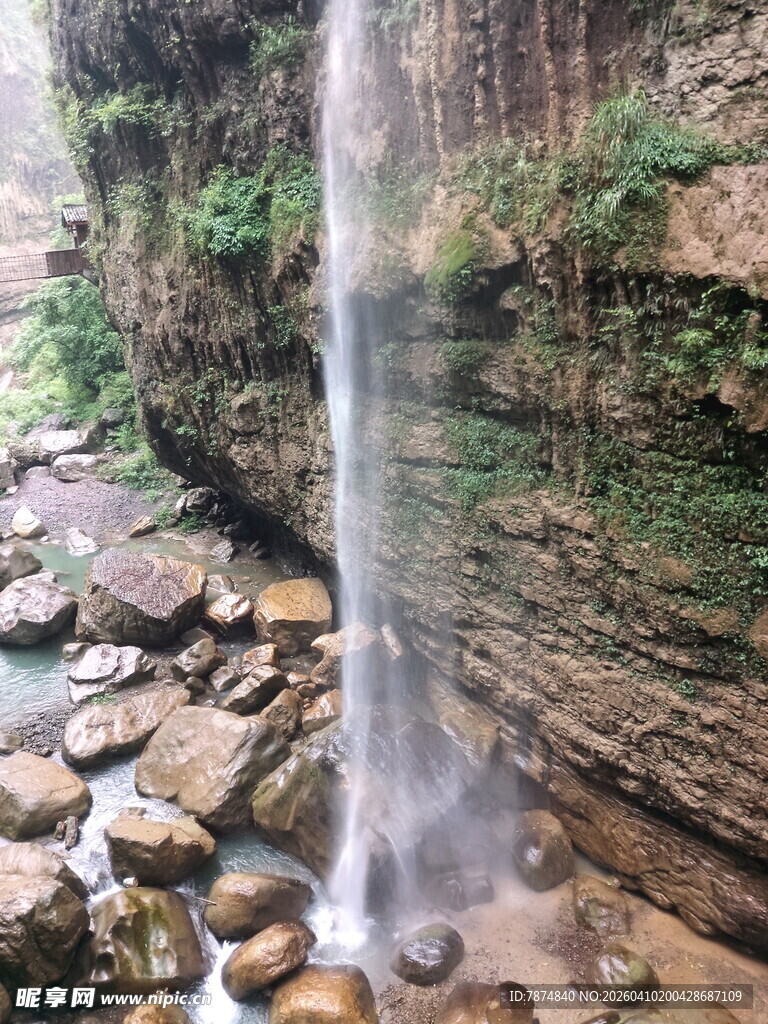 恩施山间瀑布下的嶙峋怪石