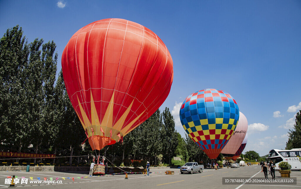 多彩热气球于户外准备升空