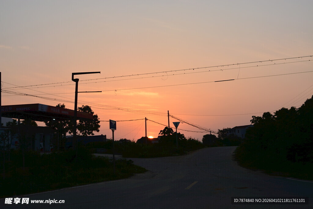 乡村黄昏时的宁静小路