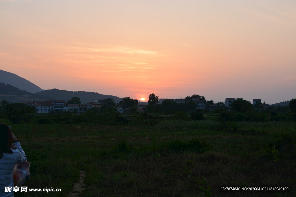 日落时分的田野风光