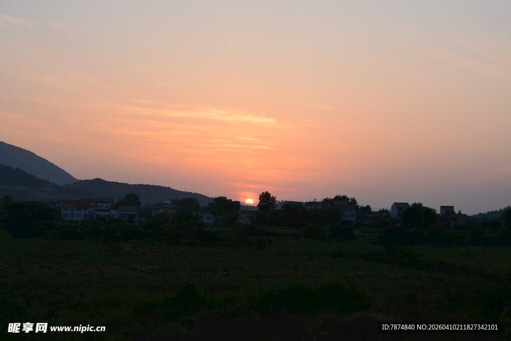 日落时分的田野风光