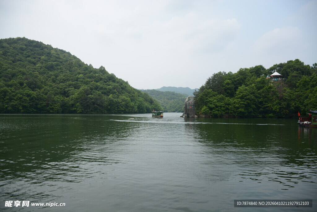 宁静山水间的秀丽湖景