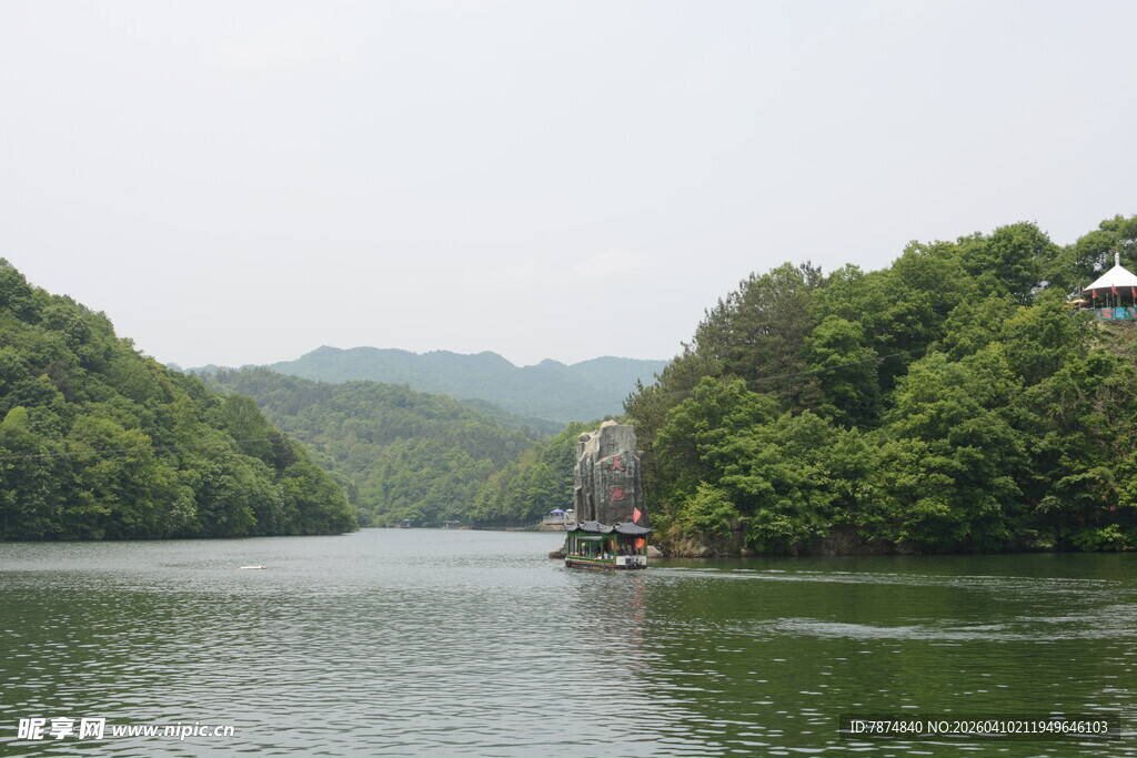 青山绿水间的静谧湖泊