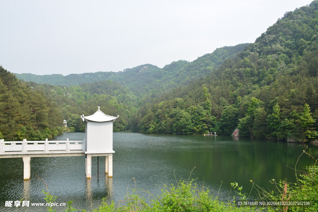 湖畔白亭 青山绿水景致
