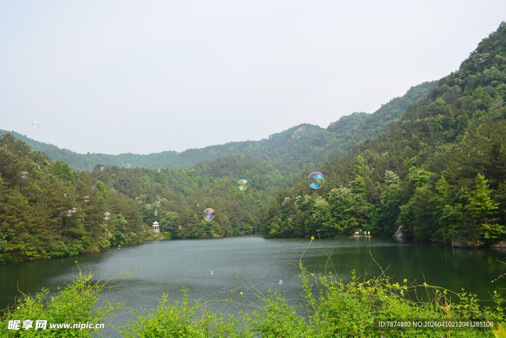 山间静谧湖泊美景