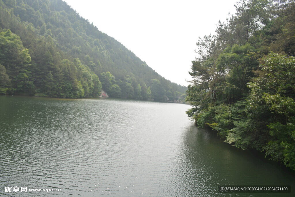 宁静山水间的悠悠湖面