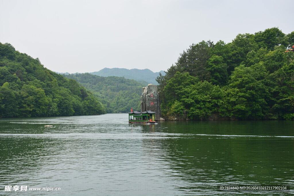 青山绿水间的泛舟美景