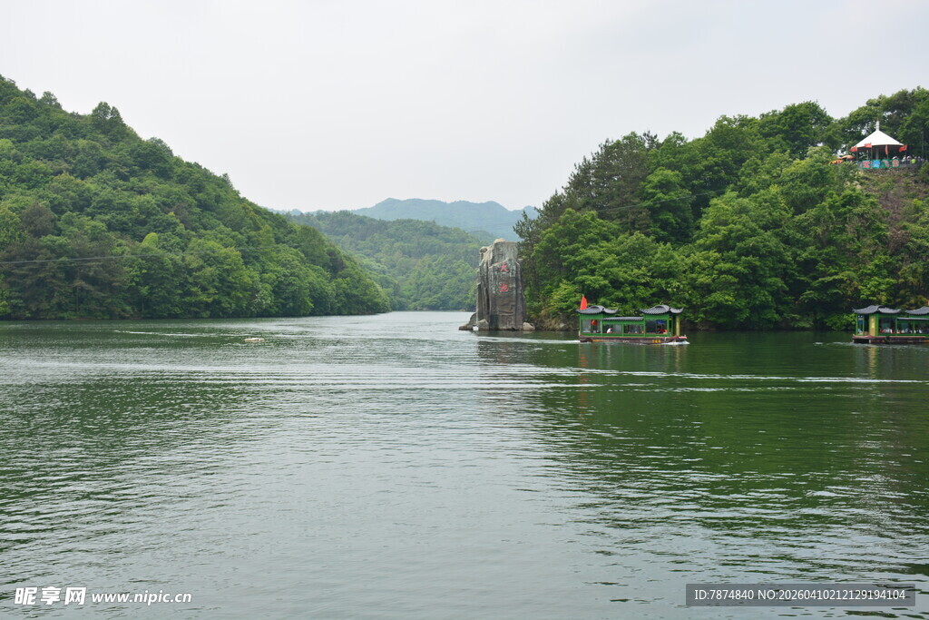 青山环抱的宁静湖水