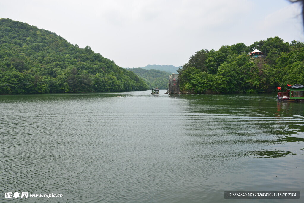 宁静山水间的秀丽湖景