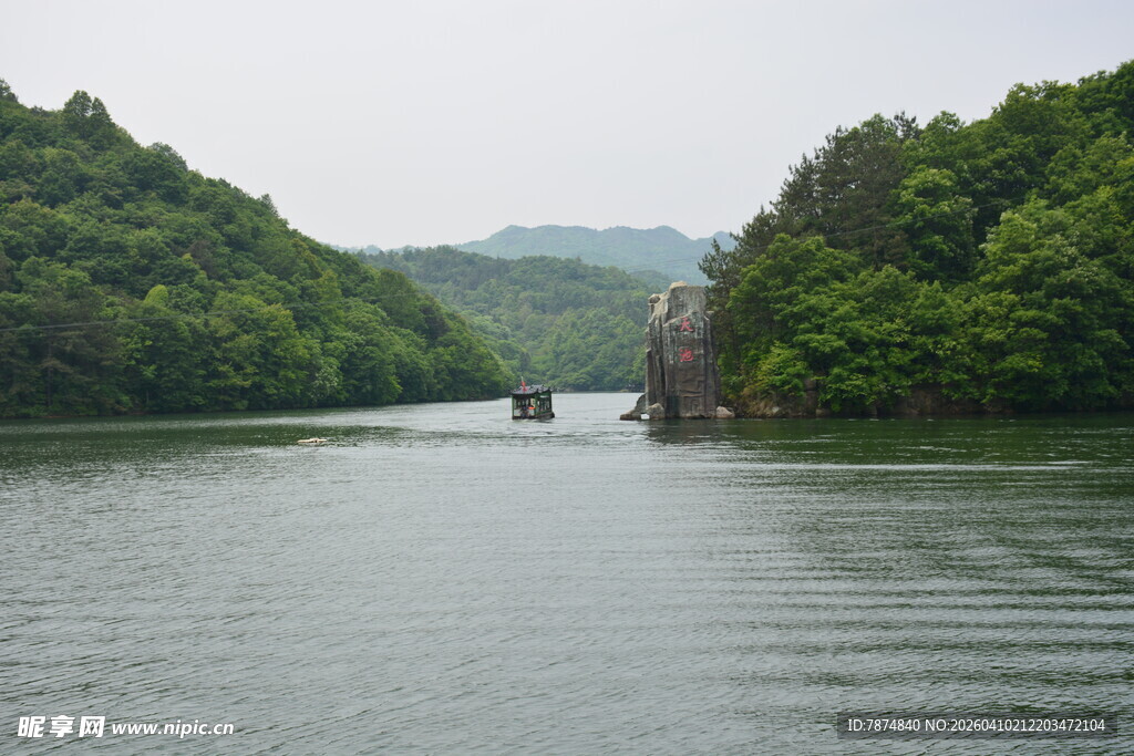 宁静山水间的悠然湖景
