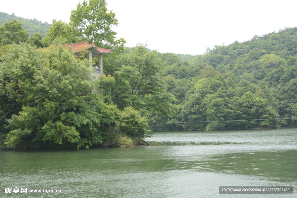 湖畔山林中的静谧小屋