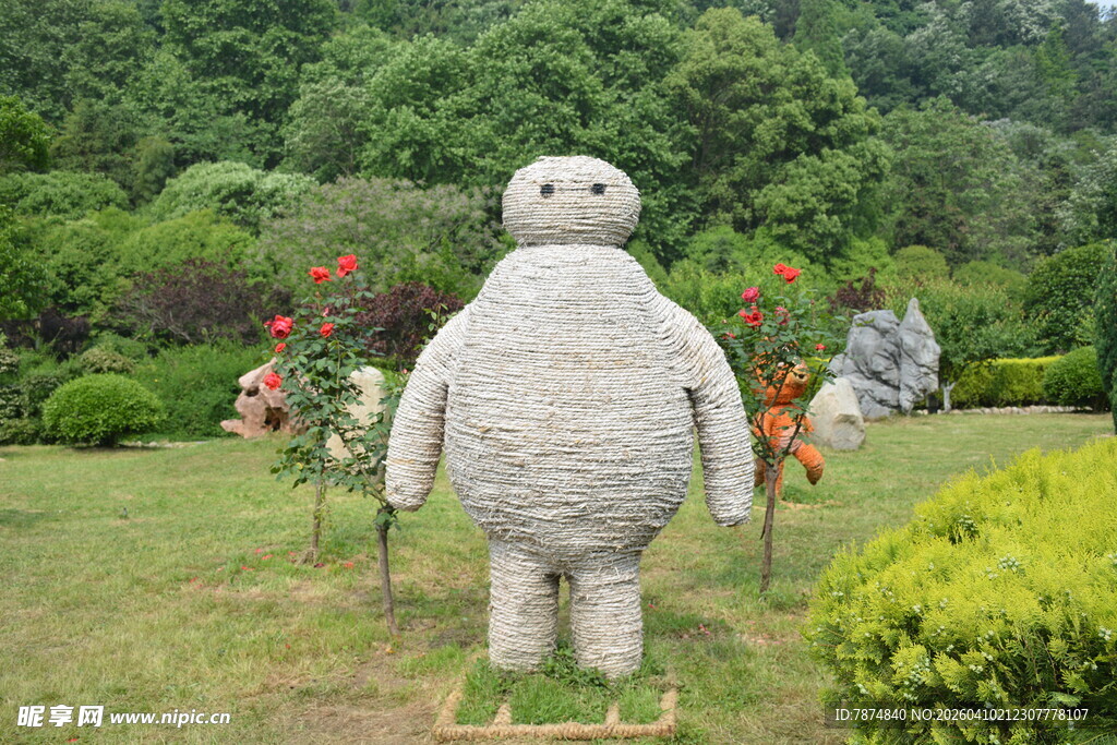 户外大白雕塑 绿意环绕