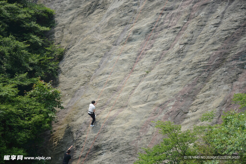 攀岩者挑战陡峭岩壁