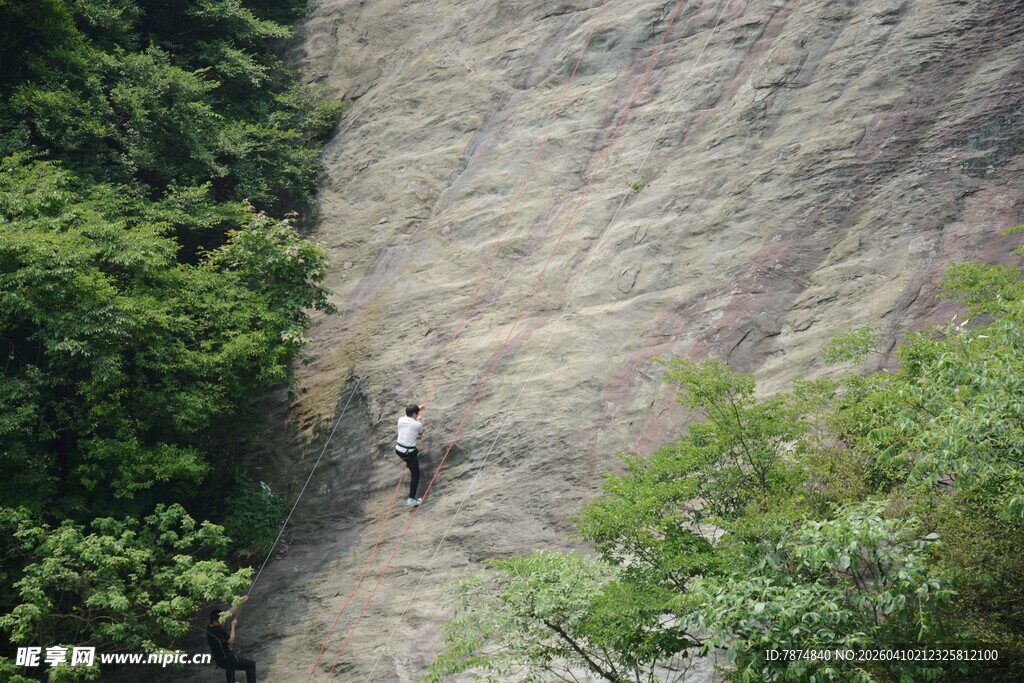 攀岩者挑战陡峭岩壁