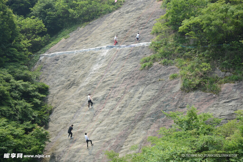 攀岩者挑战陡峭岩壁