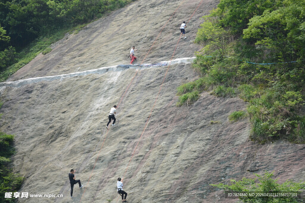 户外攀岩者挑战陡峭岩壁