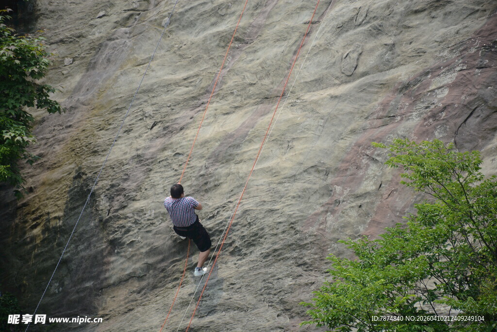 攀岩者挑战陡峭岩壁