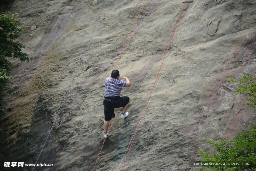 男子户外攀岩英姿