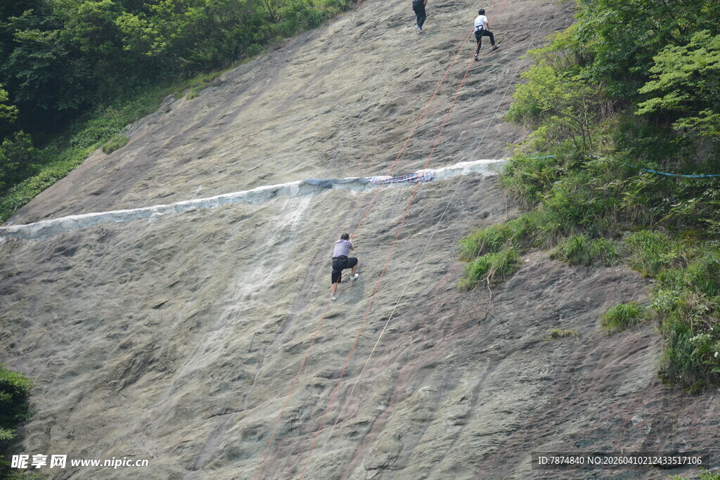户外攀岩者挑战陡峭岩壁