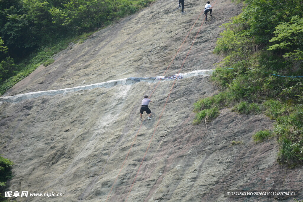 攀岩者挑战陡峭岩壁