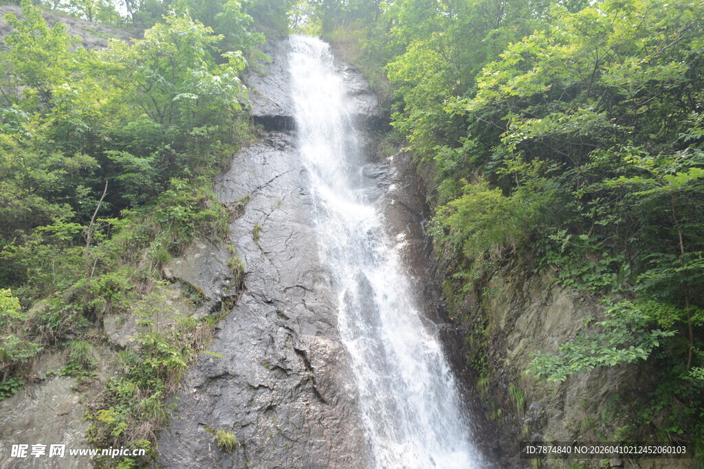 山间飞瀑 绿意环绕的美景