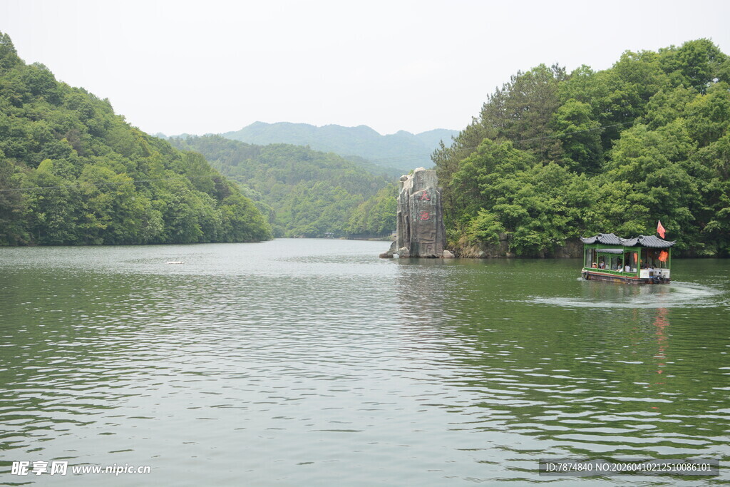 青山绿水间的静谧湖面