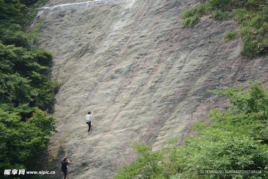 攀岩者挑战陡峭岩壁