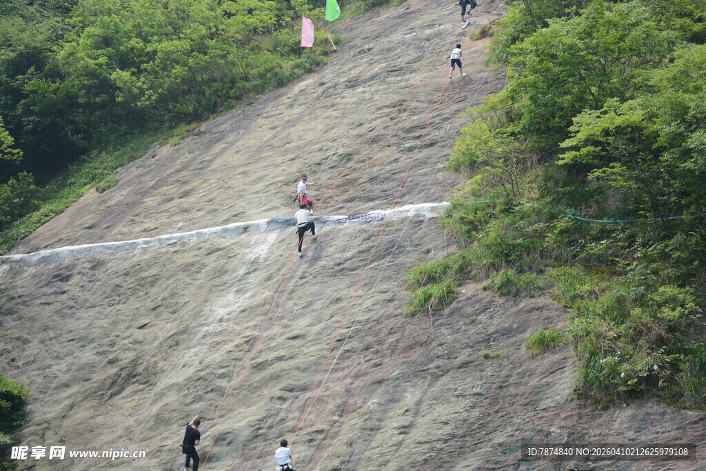 户外陡峭山坡上的徒步者