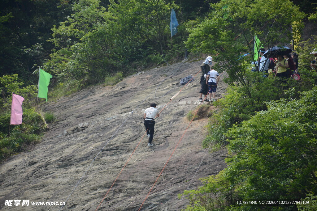 户外山地徒步场景
