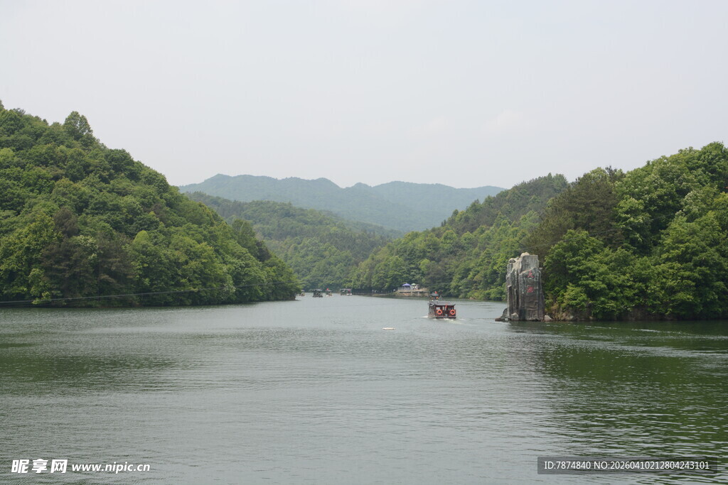青山环抱的宁静河流