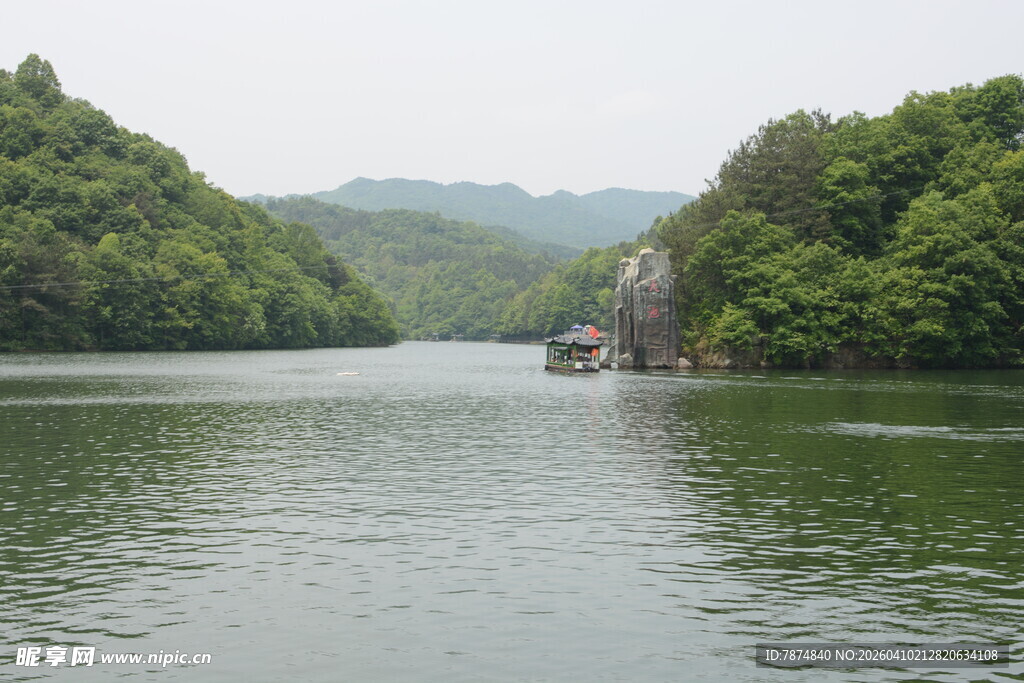 青山环绕的静谧湖水