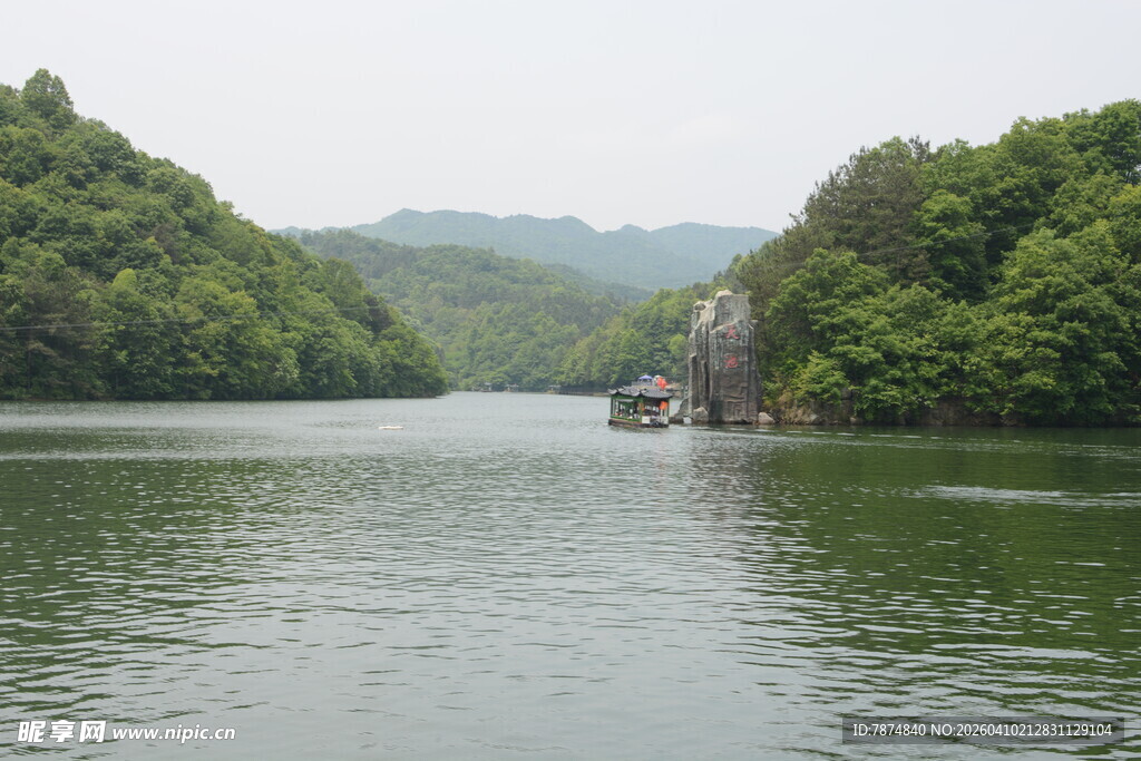 青山绿水间的宁静江面