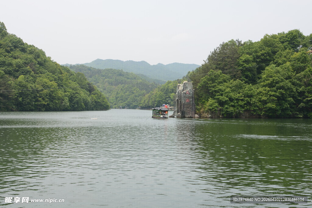 宁静山水间的秀丽湖景