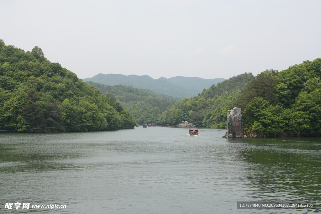 青山环绕的宁静河流