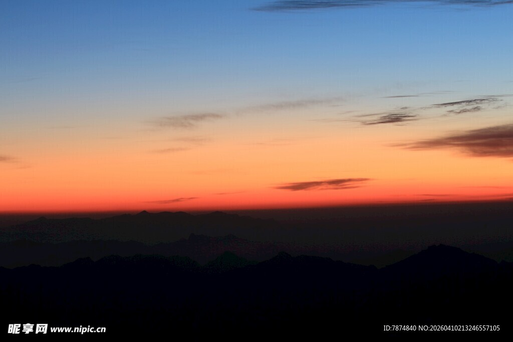 日落时分的绚丽天空