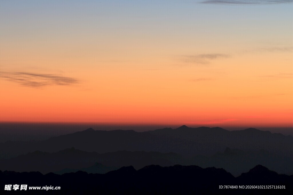 日落时分的壮丽山景