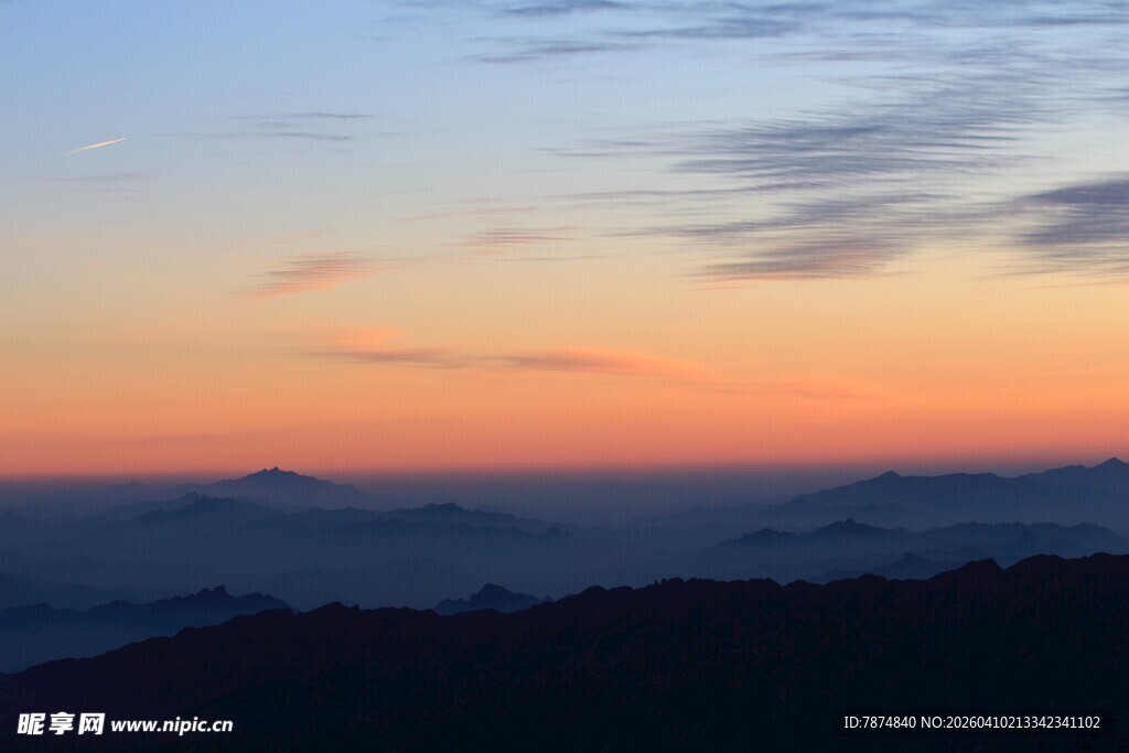 日出时分的山峦美景