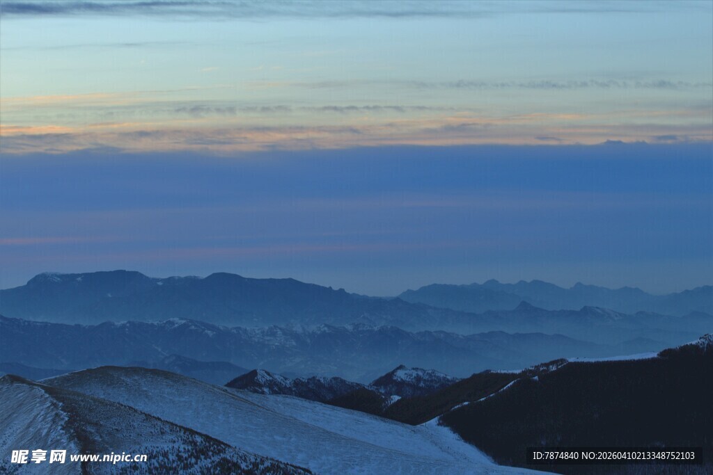 雪山远景 天际霞光映照