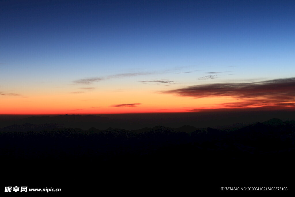 日落时分天空绚丽美景