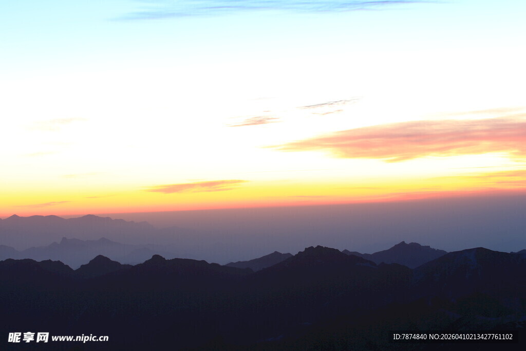 日落时分的壮丽山峦景色