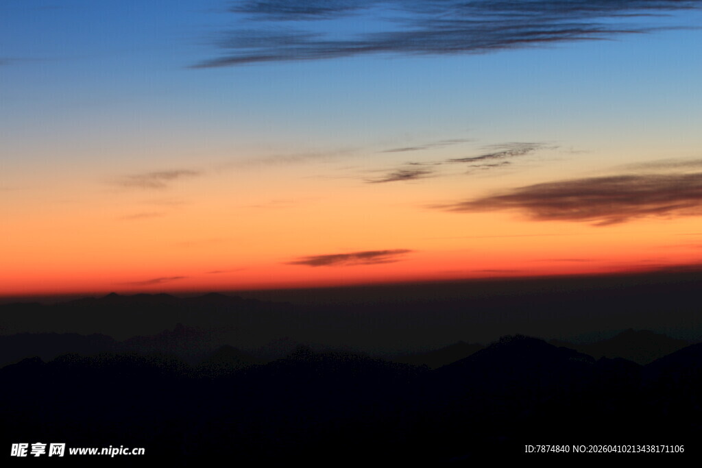 日落时分的绚丽天空