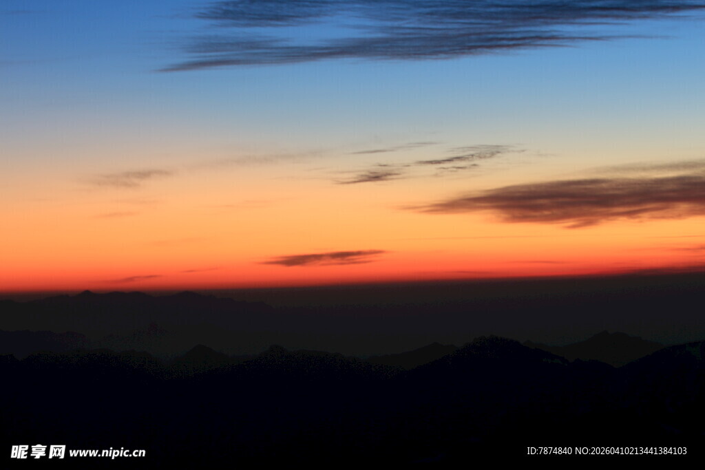 日落时分的绚丽天空