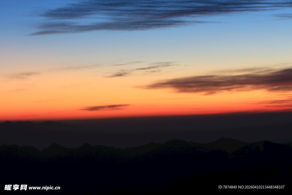 日落时分的绚烂天空