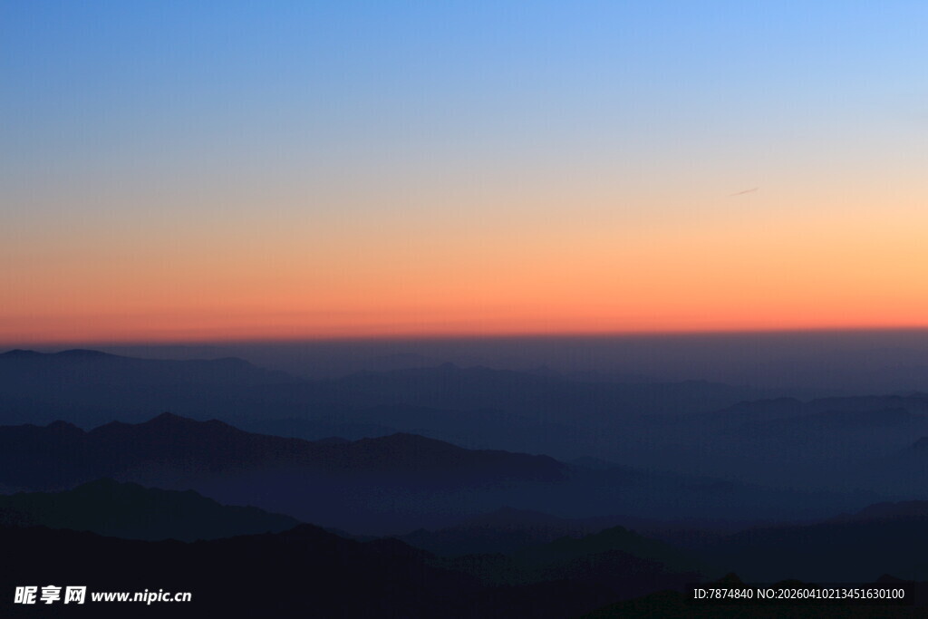 日出时分的山峦晨雾美景