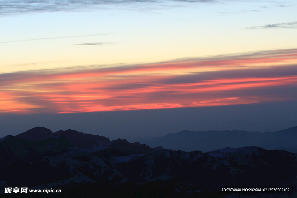 日落时分的绚丽山间景色