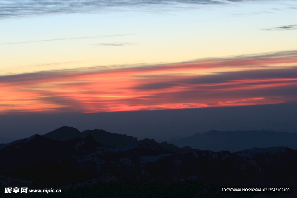 日落时分的绚丽天空