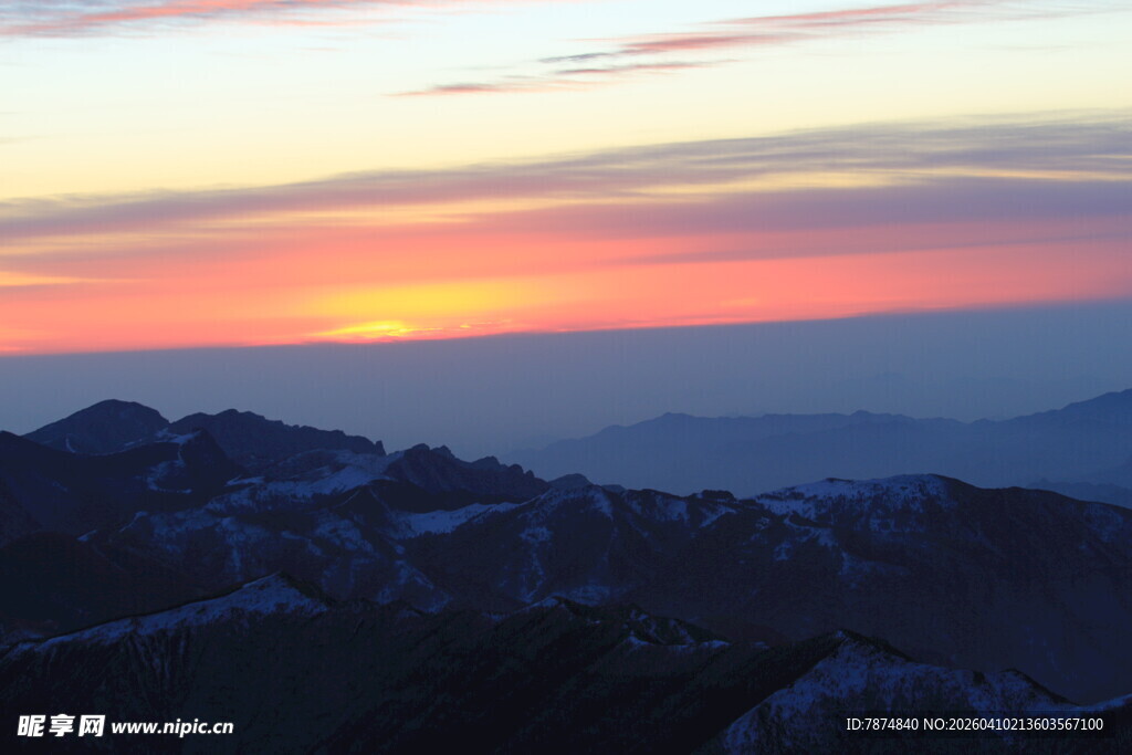 日落时分的壮丽山峦景色