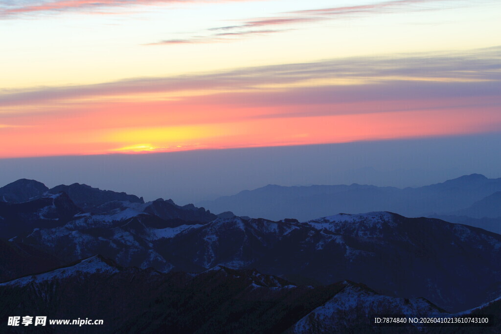 山间壮丽日落美景