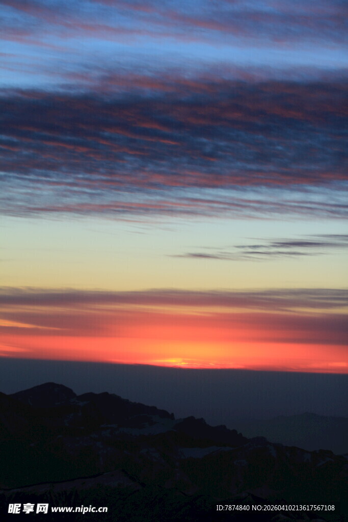 壮丽日出时分的绚烂天空