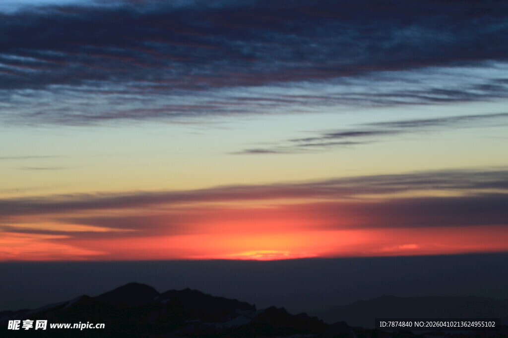 壮丽晚霞下的山峦景色
